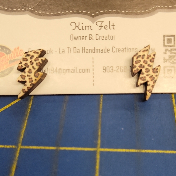 Western Leopard Print Lightning Bolt 0.5" Earrings - Picture 1 of 1